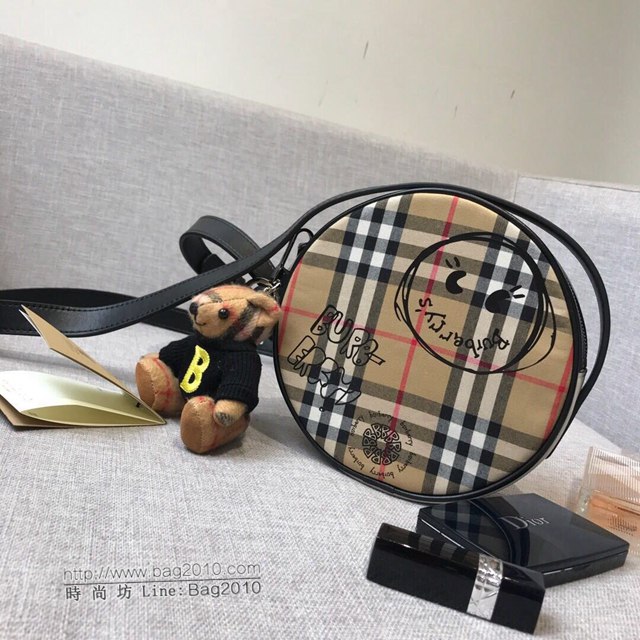 Burberry專櫃新款女包 巴寶莉限量版塗鴉系列圓形斜背包 Vintage復古格紋女包  db1187
